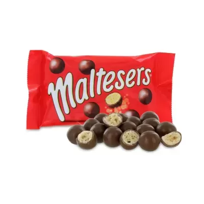 Pacote vermelho de chocolates Maltesers com chocolates redondos crocantes
