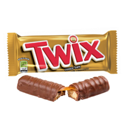 Barra de chocolate Twix na embalagem dourada com duas barras cortadas mostrando caramelo e bolacha