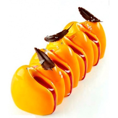 Sobremesa ondulada amarela com folhas de chocolate