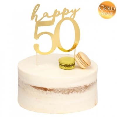 Bolo redondo branco com topper dourado 'happy 50' e dois macarons no topo