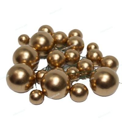 Bolas decorativas douradas de diferentes tamanhos sobre fundo branco