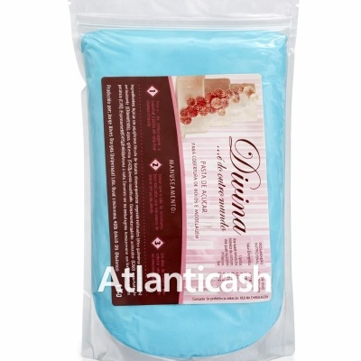 Pasta de açúcar azul claro para cobertura de bolos em embalagem com etiqueta da marca Divina.