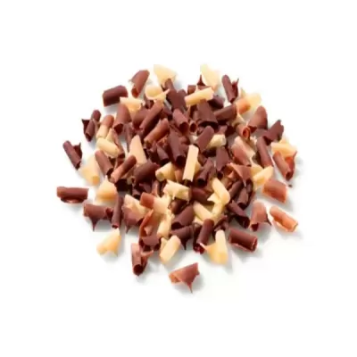 pedaços pequenos de chocolate enrolado de três cores diferentes sobre fundo branco