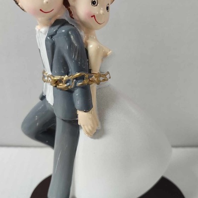Estátua decorativa de casal de noivos em resina com corrente dourada