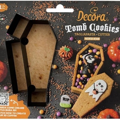 Cortador de massa com forma de caixão em embalagem decorada com biscoitos de Halloween