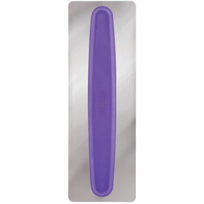 Espátula de cozinha roxa com cabo plástico sobre fundo metálico prateado