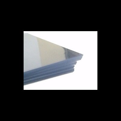 Folhas transparentes de plástico empilhadas com bordas visíveis