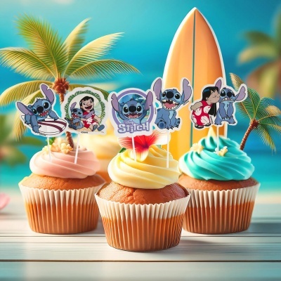 Cupcakes com toppers de personagens Stitch numa praia com palmeiras e prancha de surf