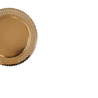 Prato dourado decorativo redondo com textura em relevo sobre fundo branco