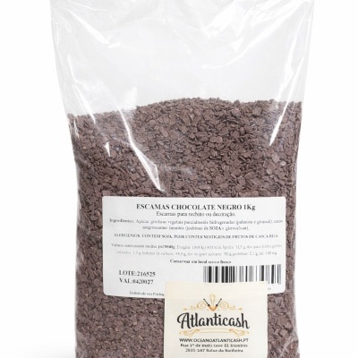 Pacote plástico transparente com escamas de chocolate negro e etiquetas com informações de produto e marca Atlanticash
