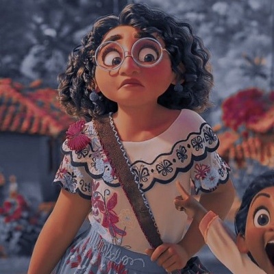 Figura feminina animada com vestido branco e azul bordado e óculos redondos rosa.