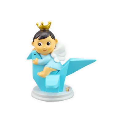 Figura anjo criança com coroa dourada e asas sentado em ave azul.