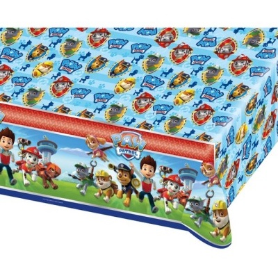 Toalha de mesa azul com personagens da Patrulha Pata e texto PAW PATROL