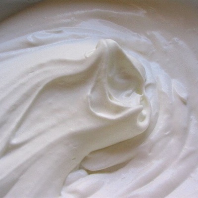 Creme branco espesso com textura suave e ondulada