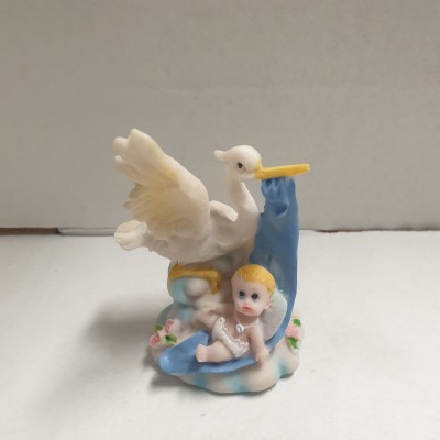 Figura decorativa de cegonha com bebé enrolado em pano azul