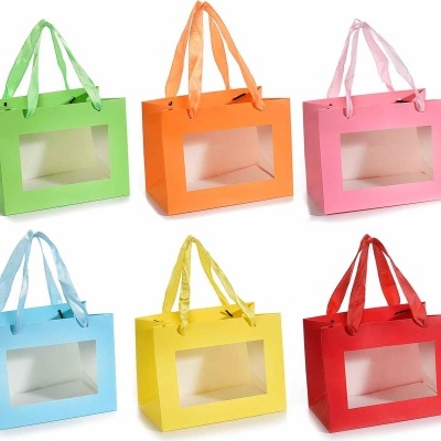 Seis sacos de papel coloridos com janela transparente e asas