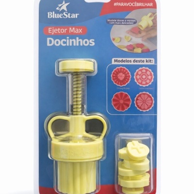 Kit ejector de doces em plástico amarelo com moldes substituíveis embalado em cartão azul e vermelho da marca BlueStar.
