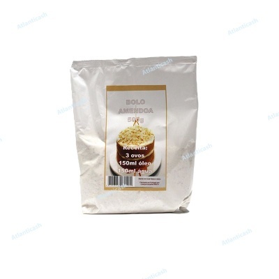 Pacote branco de farinha para bolo americano com etiqueta e receita visível