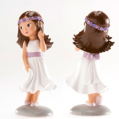 Figura decorativa de menina com vestido branco e faixa roxa