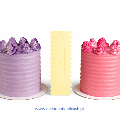 Dois bolos creme roxo e rosa com espátula amarela e texto www.oceanoatlanticash.pt