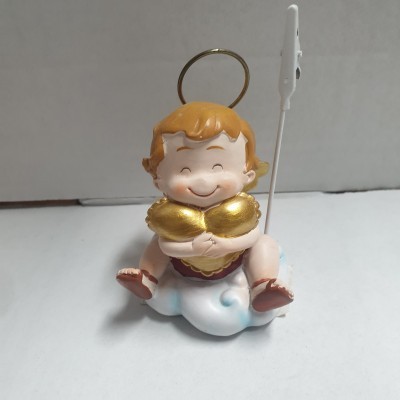 Figura decorativa de anjo sorridente sentado numa nuvem com asas douradas e suporte para notas