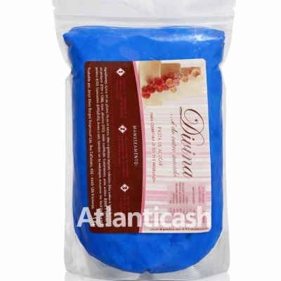 Embalagem transparente com pasta de açúcar azul e rótulo detalhado em português