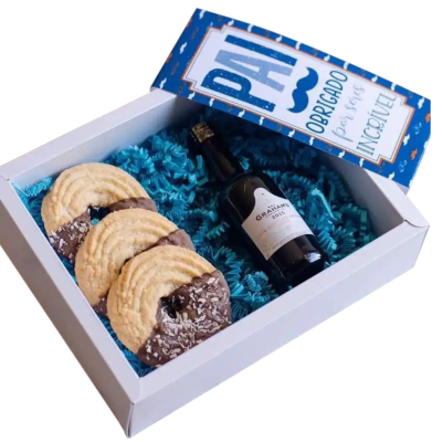 Caixa de presente com bolachas e pequena garrafa de vinho para pai
