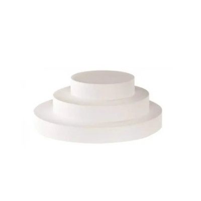 Três plataformas cilíndricas brancas empilhadas de tamanhos diferentes em fundo branco