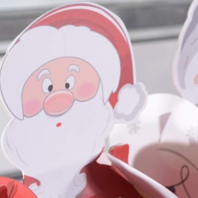 Caixas de papel natalícias com desenhos de Pai Natal e boneco de neve