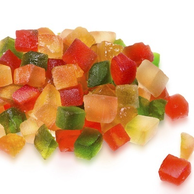 Cubos coloridos de frutas cristalizadas em fundo branco