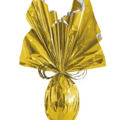 Ovo de Páscoa embrulhado em papel dourado com fita