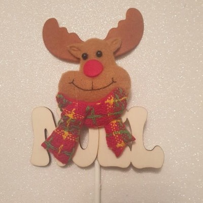 Decoração de rena de feltro com letras brancas e cachecol vermelho