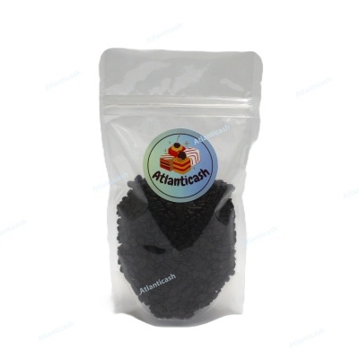 Saco plástico transparente com etiqueta redonda e conteúdo preto