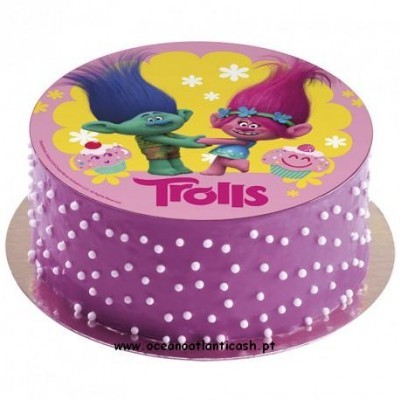 Bolo decorado com imagem dos Trolls e creme roxo com bolinhas brancas