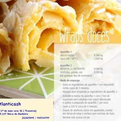Folhas de wraps doces polvilhadas com açúcar em pó sobre prato verde e receita impressa ao lado.