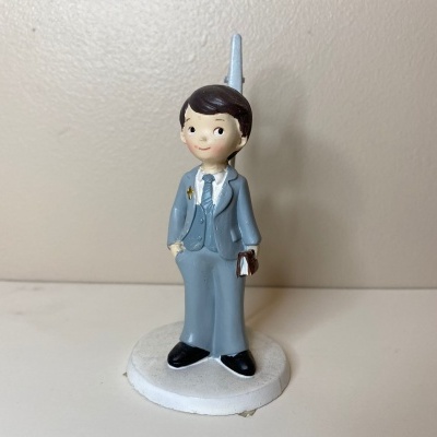 Figurino de menino cerâmico com fato azul sobre base branca