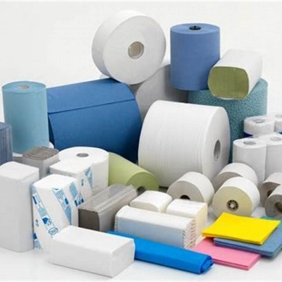 Diversos rolos e pacotes de papel em várias cores e tamanhos organizados em superfície branca