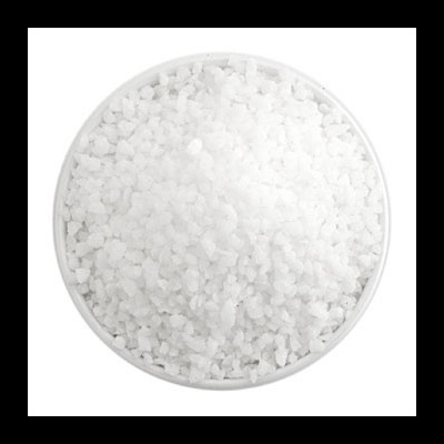 Tigela branca com sal grosso branco