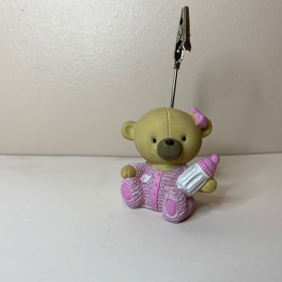 Figura decorativa de ursinho com roupa rosa e suporte metálico para notas