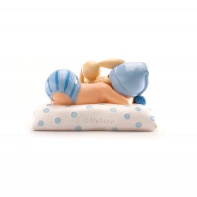 Figura decorativa de bebé de cerâmica com roupa azul sobre almofada branca com bolinhas azuis