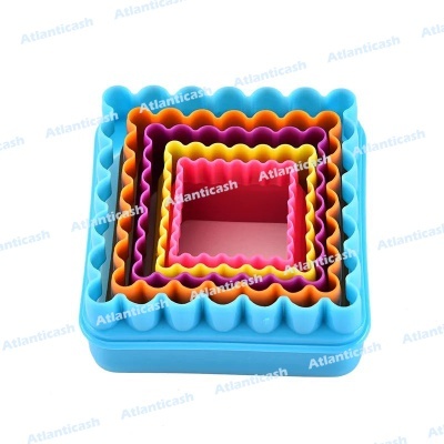 Conjunto colorido de cortadores de biscoitos quadrados de plástico em várias cores