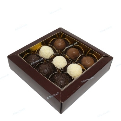 Caixa quadrada de chocolates variados em cores castanho e branco