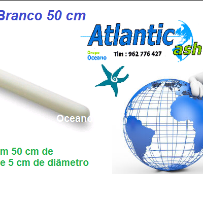 Rolo de massa branco de nylon com 50 cm e 5 cm diâmetro ao lado de boneco 3D e globo azul e branco com texto promocional.