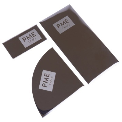 Três placas de acetato preto com etiquetas PME CAKE