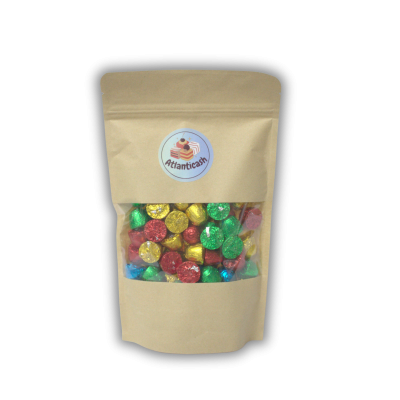 Pacote com bombons coloridos em papel kraft com etiqueta branca