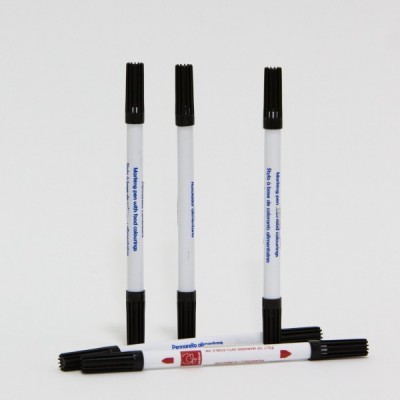 Quatro canetas pretas com corpo branco e texto impresso em fundo branco