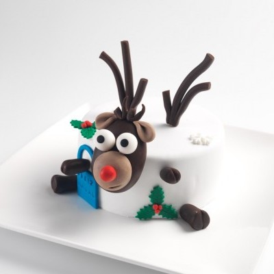 Bolo Natal rena decorado com chifres castanhos e nariz vermelho