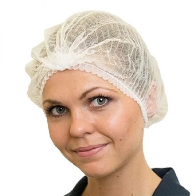 Mulher a usar touca descartável branca em material sintético transparente