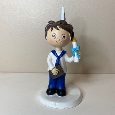 Figura decorativa de menino com vela e base branca