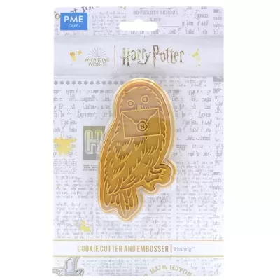 Cortador de bolachas em forma de coruja amarelo embalada numa embalagem de cartolina com texto e logos de Harry Potter.